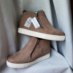 Time and Tru sneaker